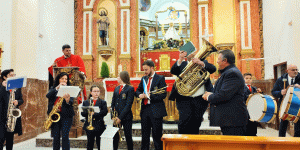 Fuencaliente festejó su “Santo Bastián” y el reparto de panes con lluvia de fondo